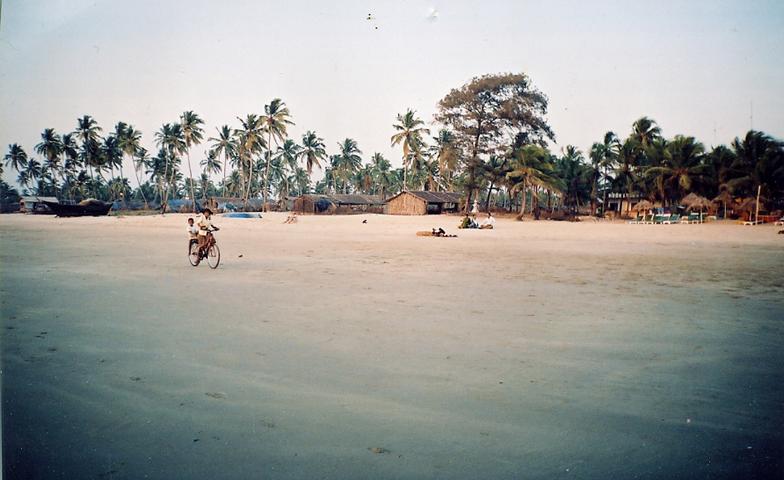 bild von kindern auf dem fahrrad am strand in colva, goa