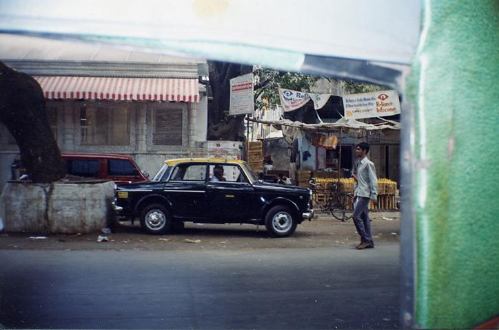 bild eines stehenden taxis in indien